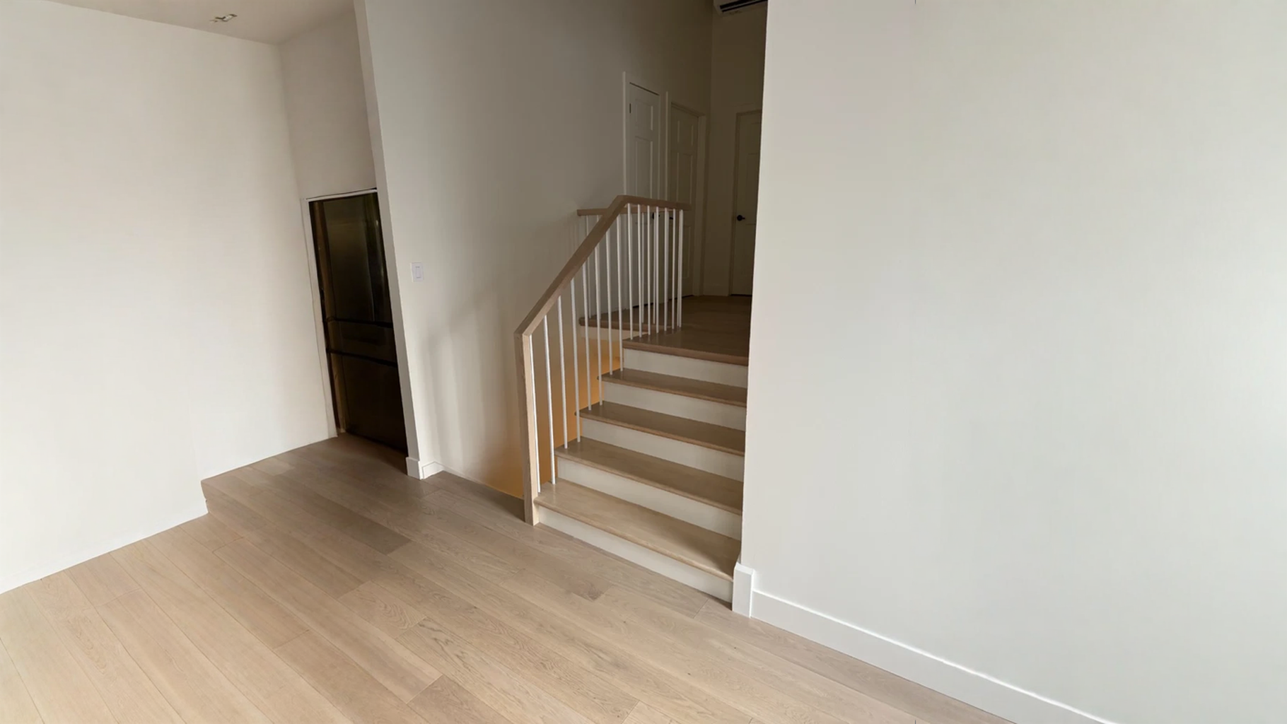 Escalier tournant en chêne à barreaux blancs et main courante de chêne — vue principale