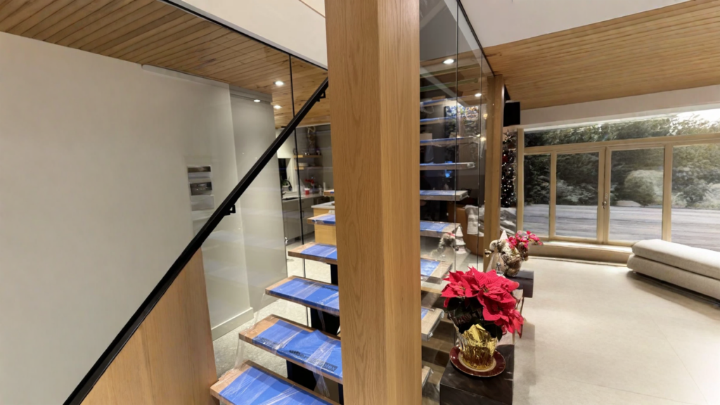 Escalier suspendu en chêne blanc à marches en porte-à-faux et garde-corps de verre
