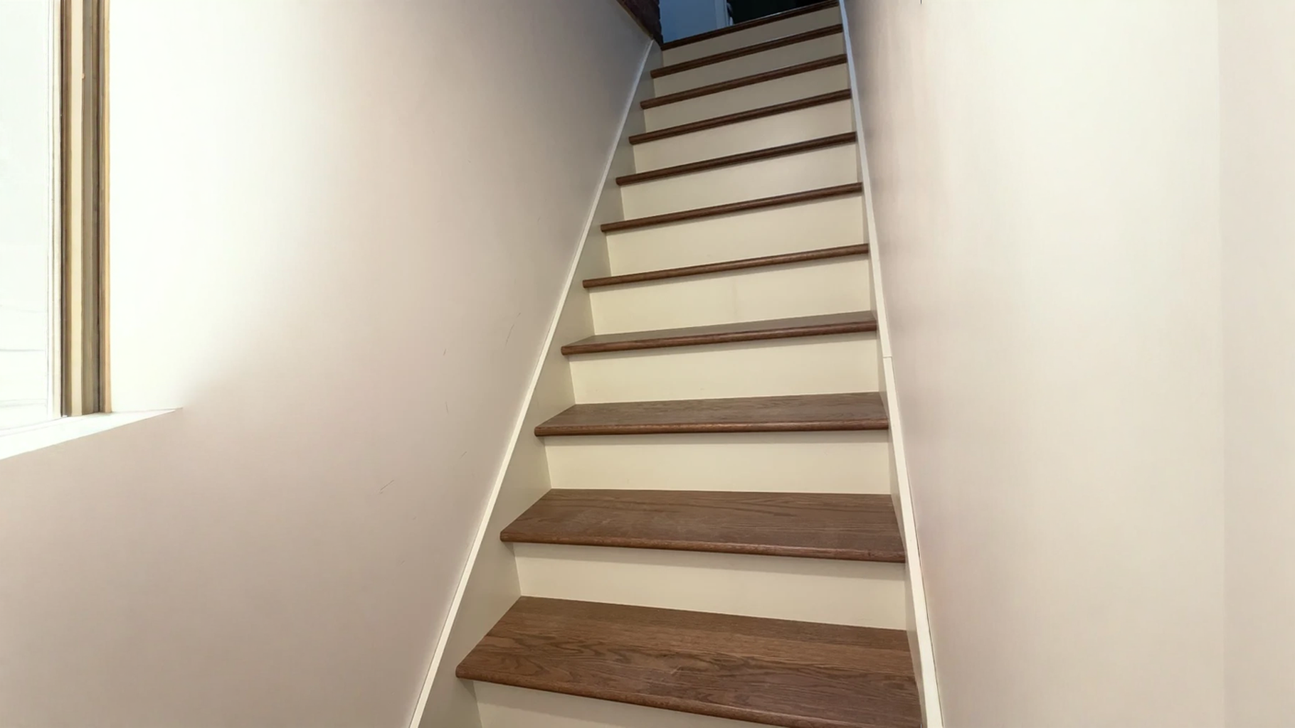 Escalier droit en bois franc teinté noyer aux contremarches blanches — vue principale