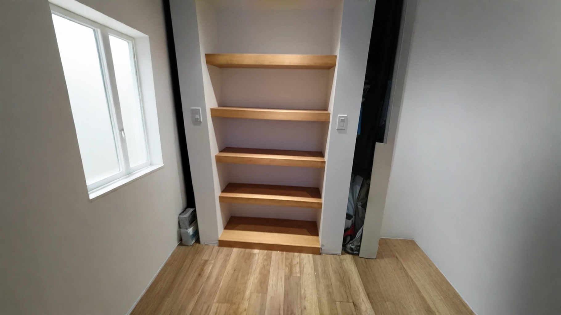 Tablettes flottantes de bois dans une niche murale — vue principale