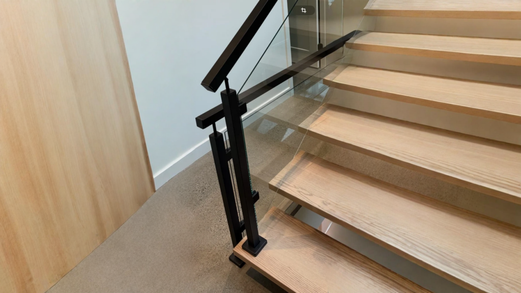 Escalier suspendu en chêne à poteaux d’acier noir et verre