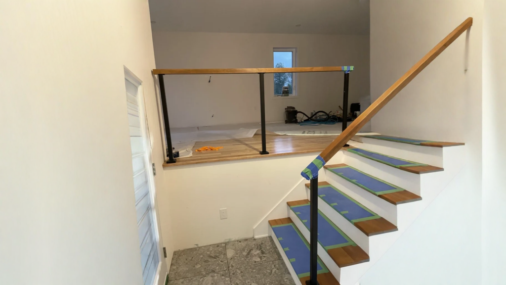 Escalier tournant en bois naturel avec garde-corps de verre