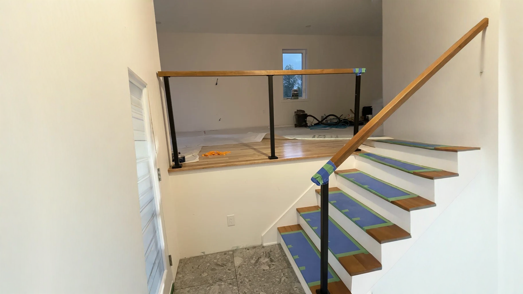 Escalier tournant en bois naturel avec garde-corps de verre — vue principale