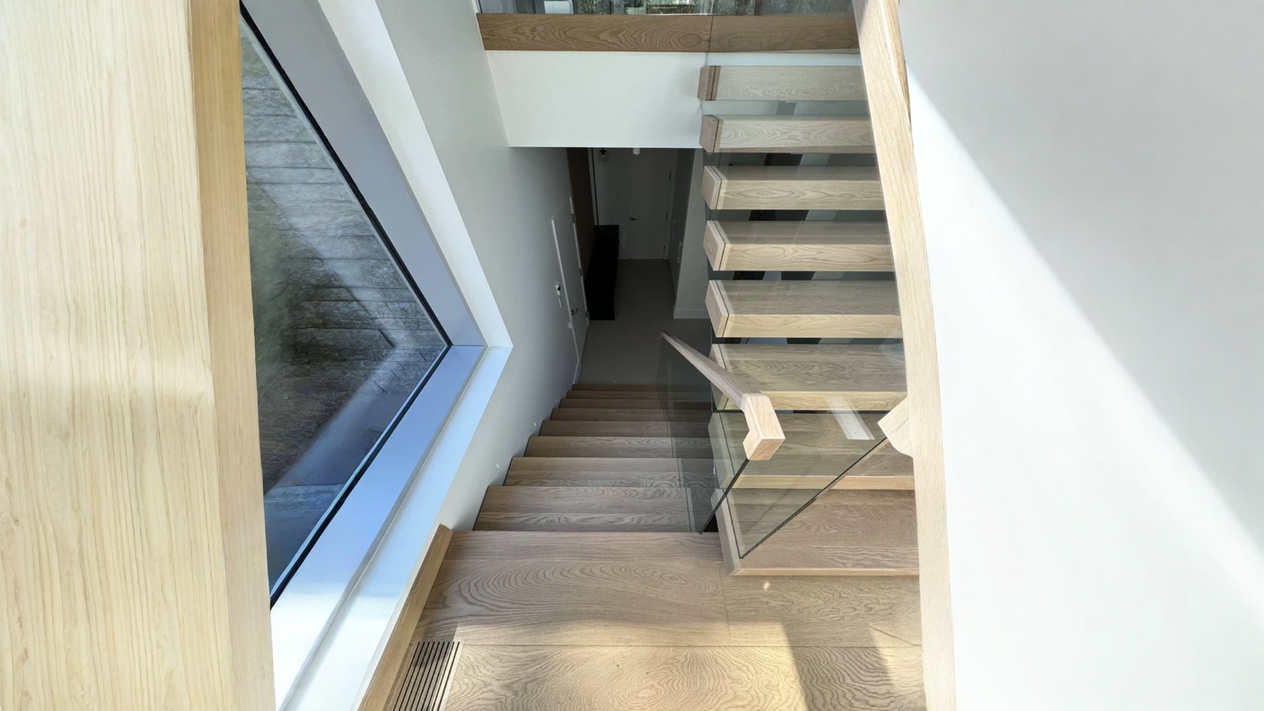 Escalier tournant en chêne blanchi à garde-corps de verre — vue principale