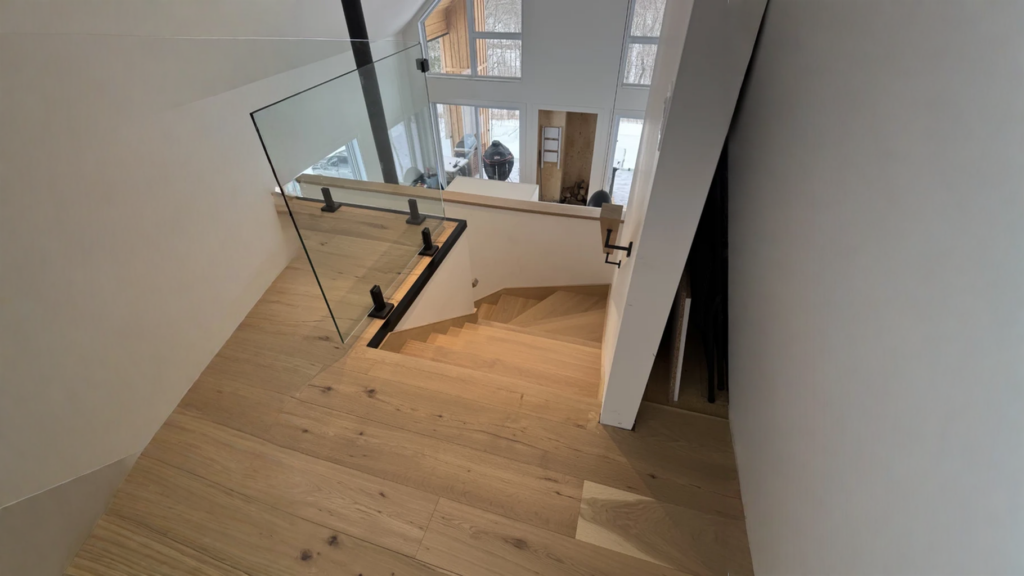 Escalier tournant en chêne blanc naturel à garde-corps de verre