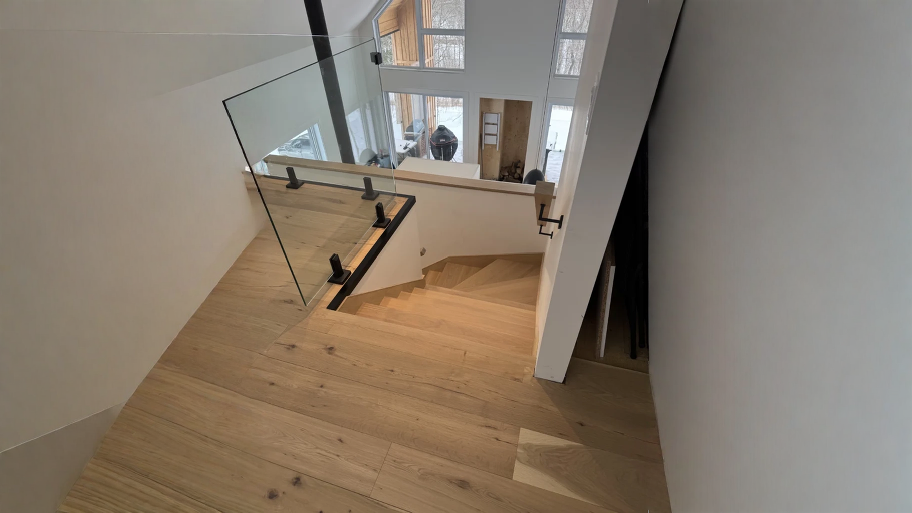 Escalier tournant en chêne blanc naturel à garde-corps de verre — vue principale