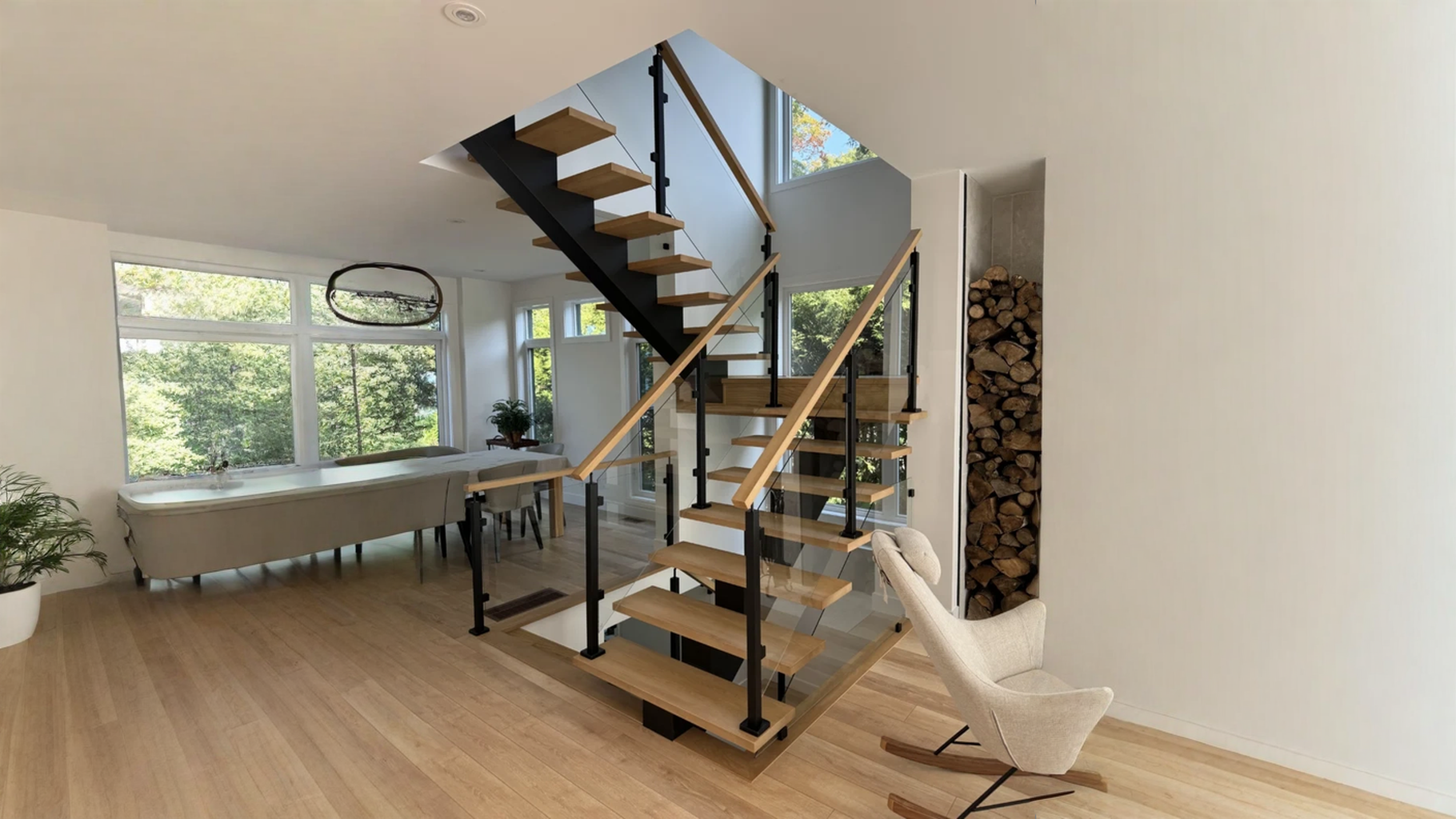 Escalier tournant à limon d’acier noir et marches de chêne — vue principale