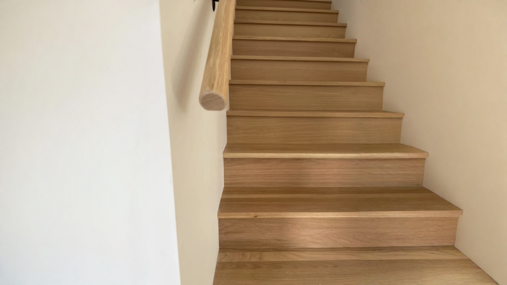 Escalier droit en chêne blanc à main courante de bois arrondie