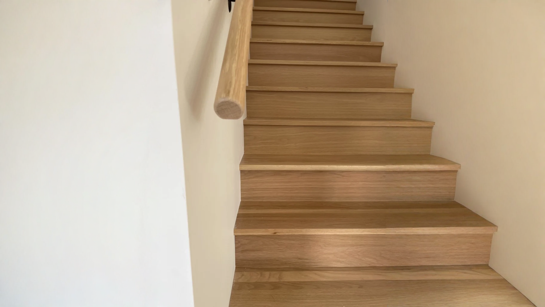 Escalier droit en chêne blanc à main courante de bois arrondie — vue principale