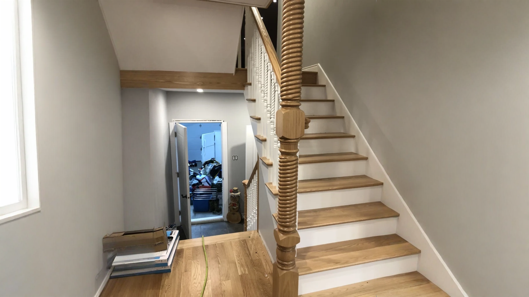 Escalier tournant en chêne naturel à barreaux et poteaux tournés — vue principale
