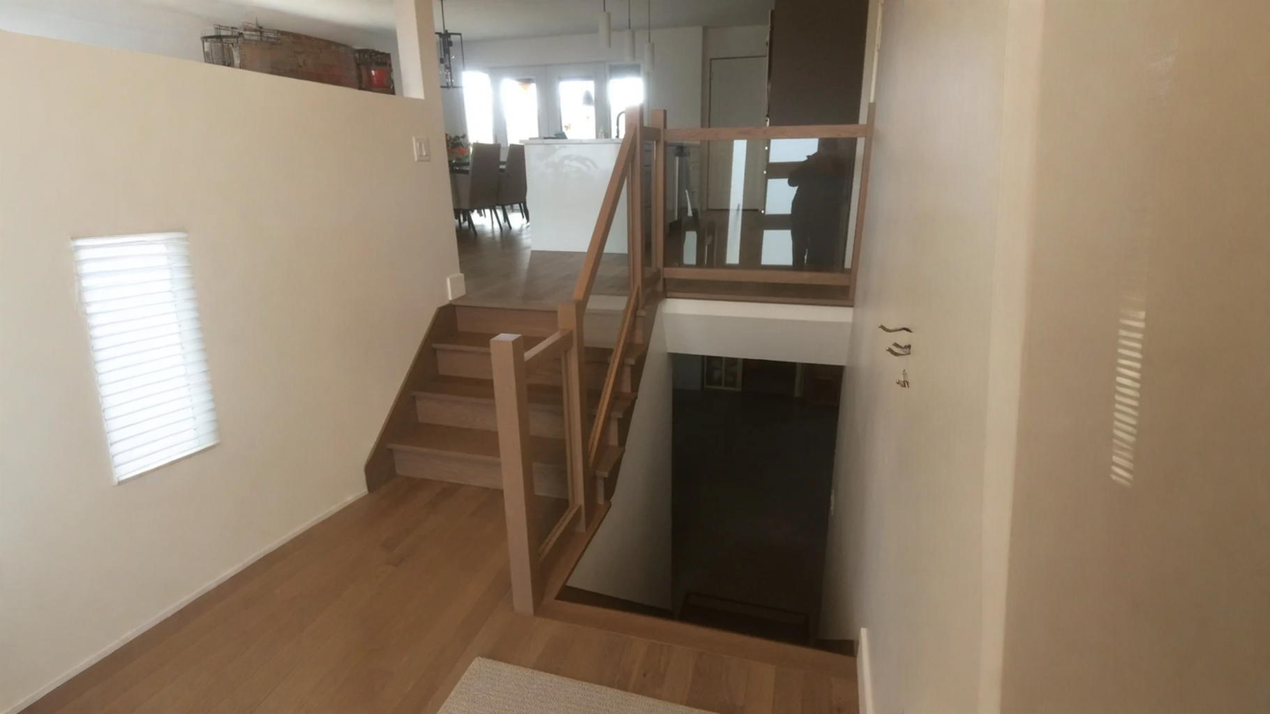 Escalier tournant en chêne blanc et garde-corps de verre — vue principale