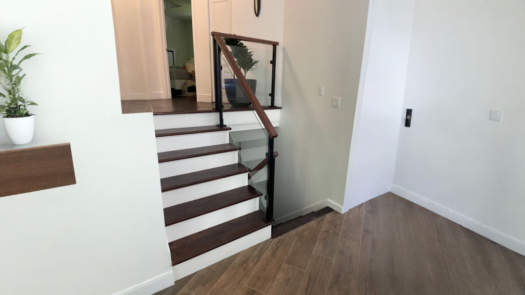 Escalier en bois teinté noyer au garde-corps de verre