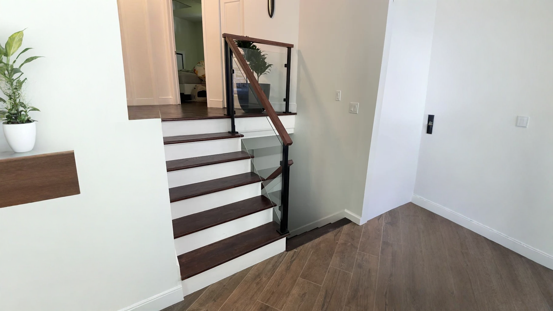 Escalier en bois teinté noyer au garde-corps de verre — vue principale