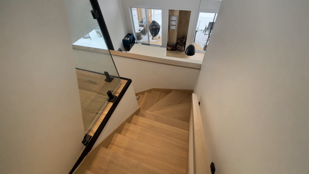 Winder staircase in white oak to winder treads and glass