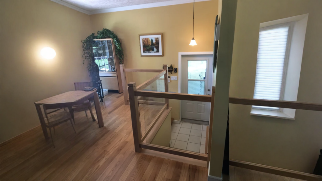Garde-corps et escalier de demi-niveau en chêne clair avec panneaux de verre encadrés