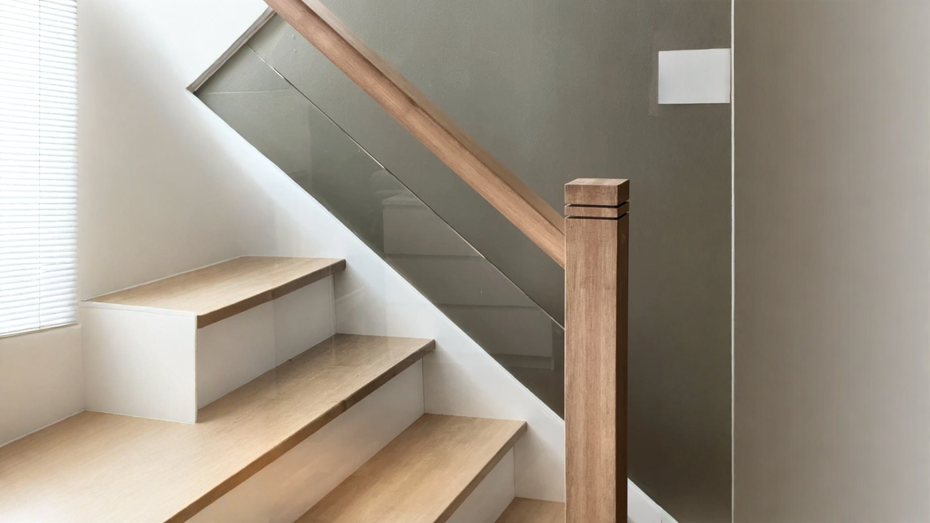 Escalier droit en chêne à garde-corps de verre et poteau de bois — vue principale