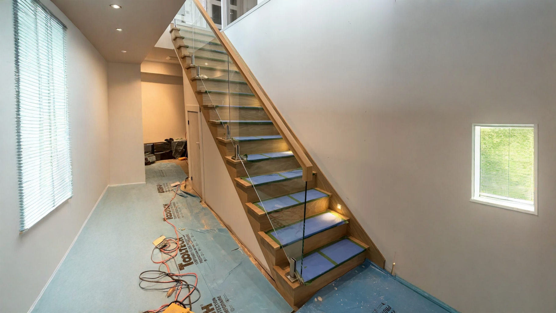 Escalier droit en chêne à garde-corps de verre sur fixations d’acier — vue principale