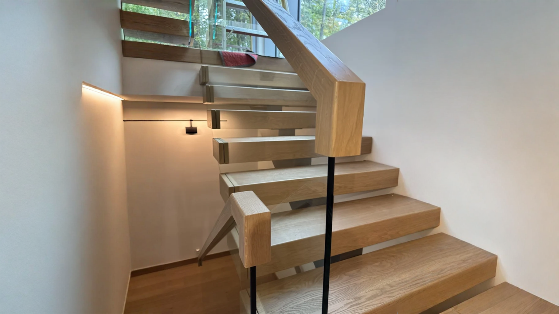 Escalier suspendu en chêne à marches épaisses et main courante de bois — vue principale