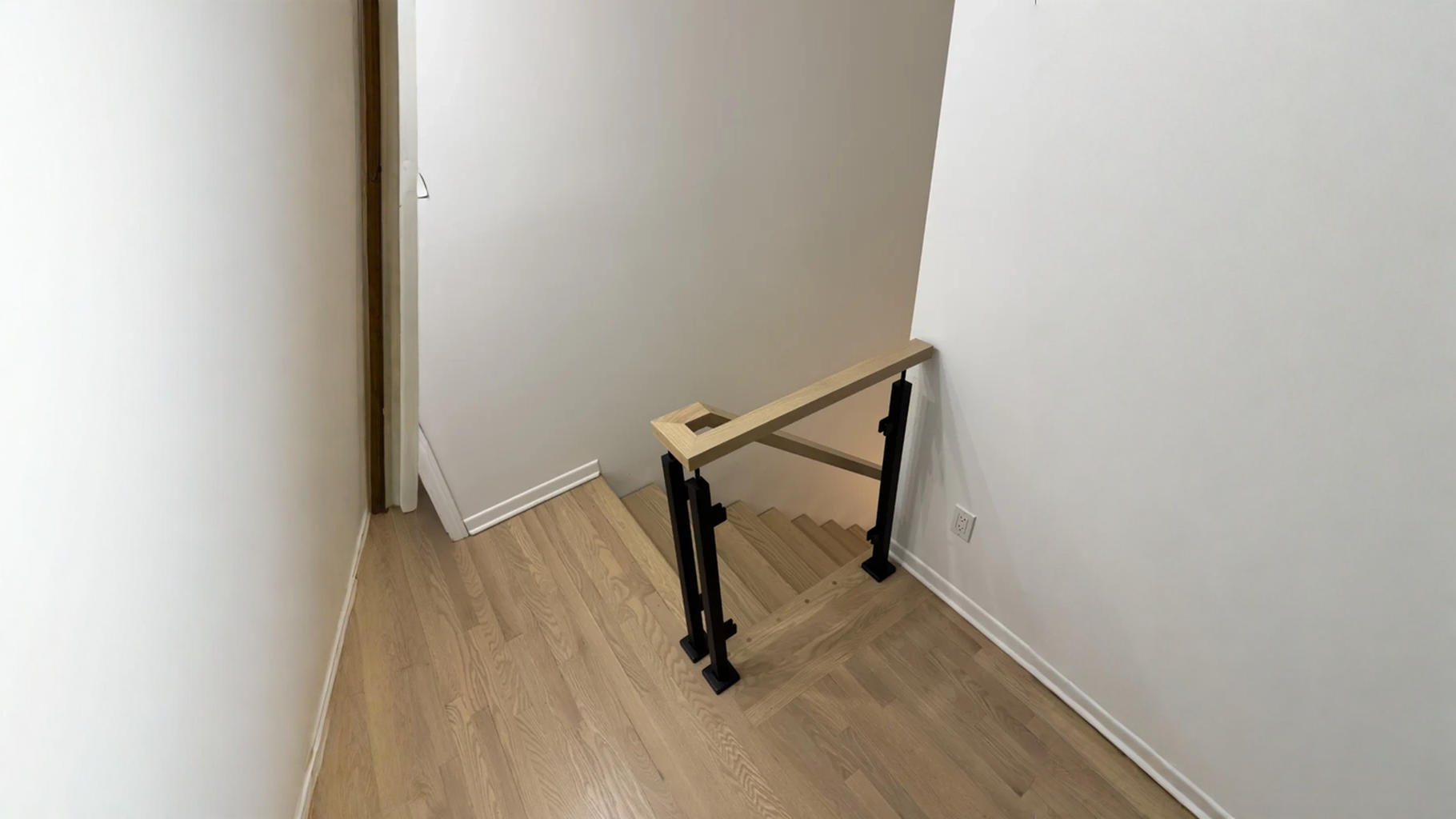 Railing from stairwell opening minimalist in blond wood and black post — vue principale