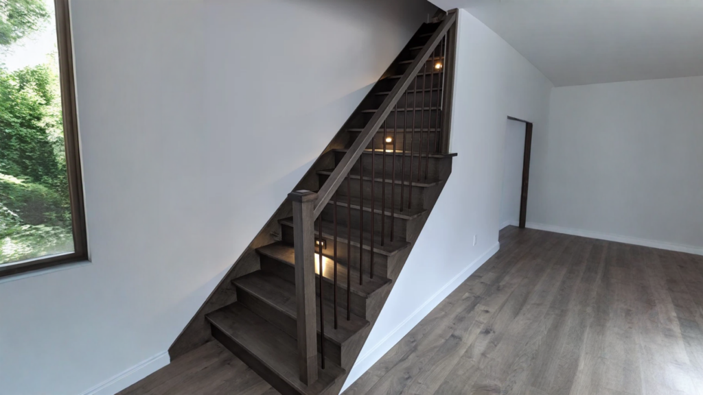 Escalier tournant gris-brun à fins barreaux de métal noir