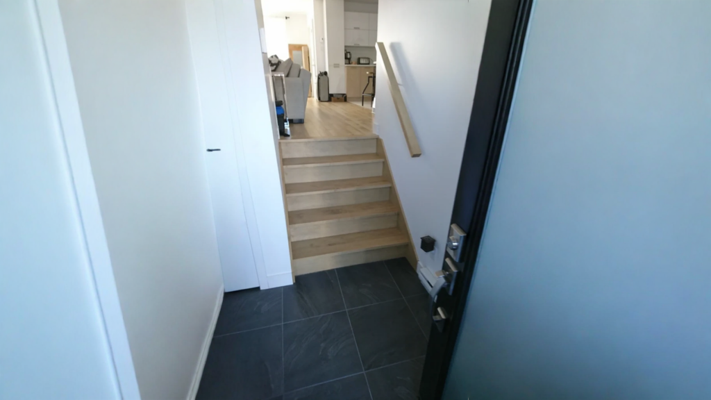 Escalier tournant d’érable à barreaux métalliques