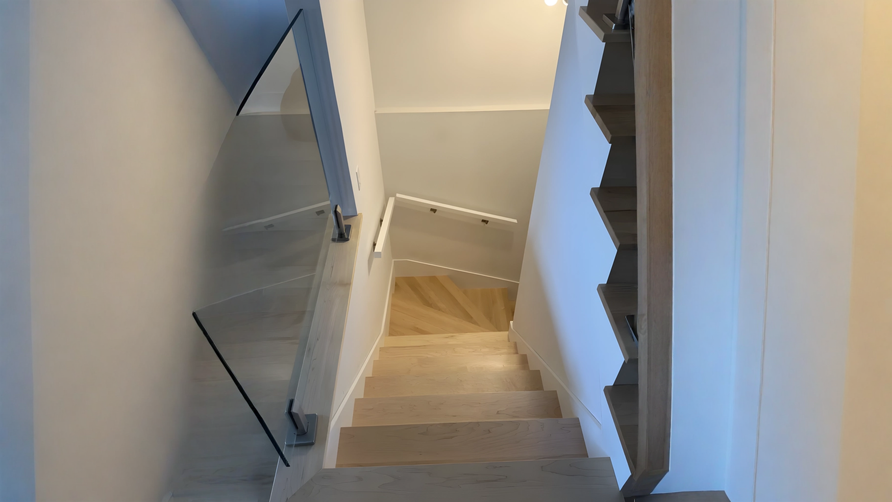 Escalier tournant en érable pâle à garde-corps de verre — vue principale