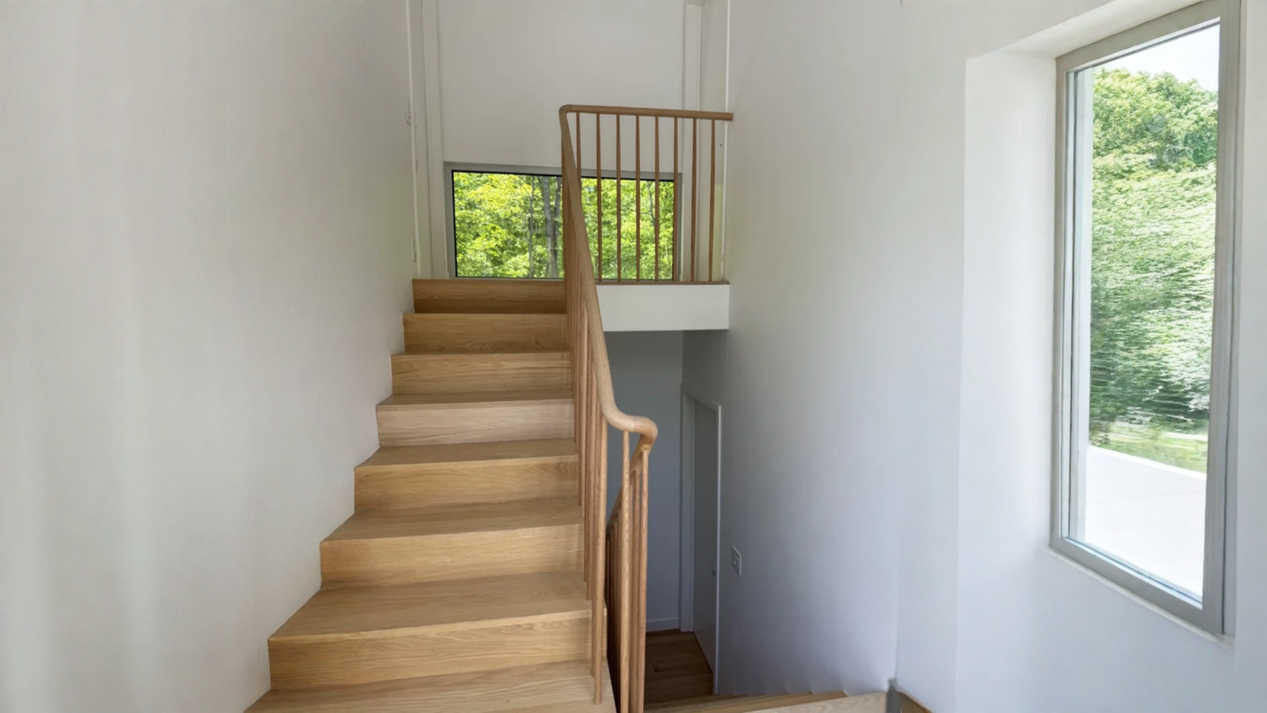 Escalier tournant tout en chêne blond à barreaux ronds — vue principale