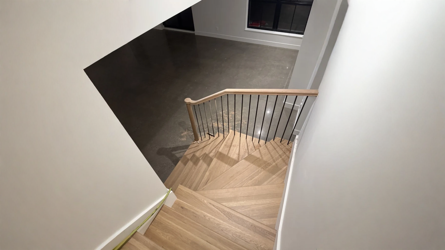 Escalier tournant en chêne blond à barreaux métalliques noirs — vue principale