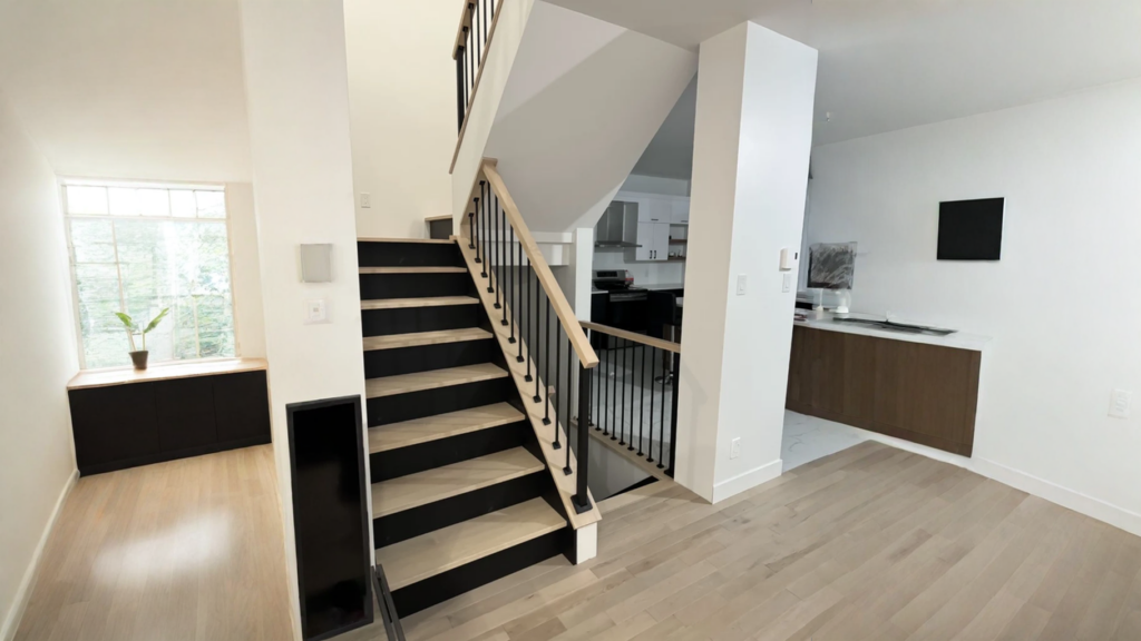 Escalier tournant en érable à contremarches noires et barreaux métalliques
