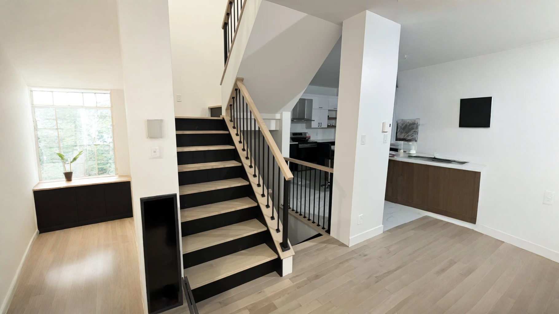 Escalier tournant en érable à contremarches noires et barreaux métalliques — vue principale