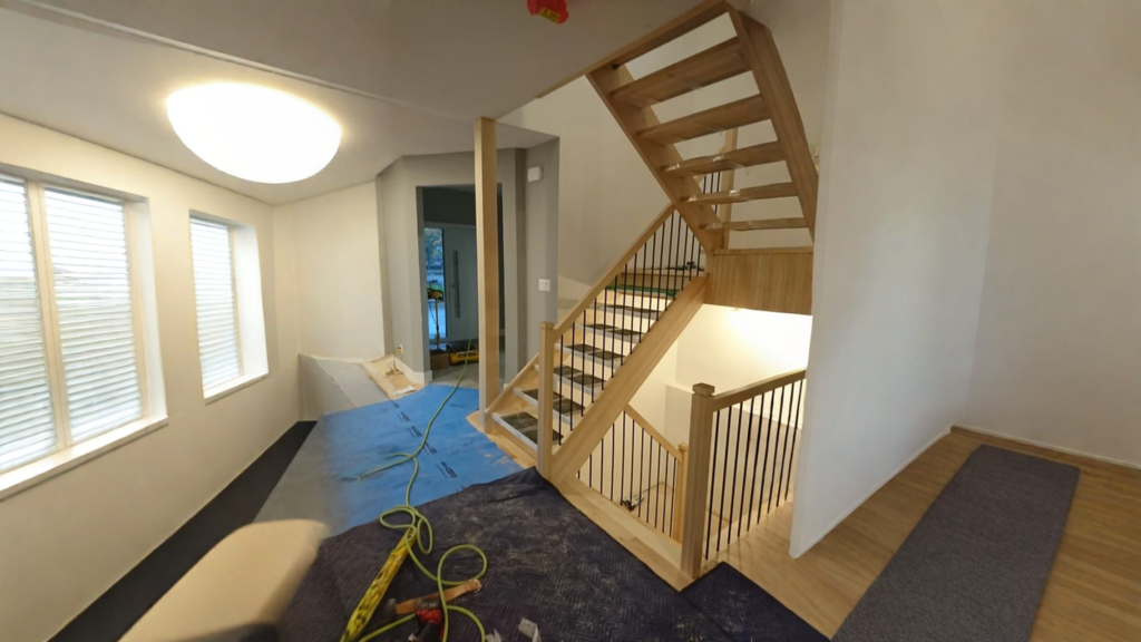 Escalier tournant d’érable en chantier