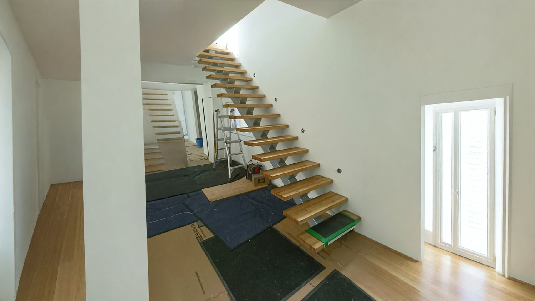 Escalier à limon central en acier et marches d’érable — vue principale