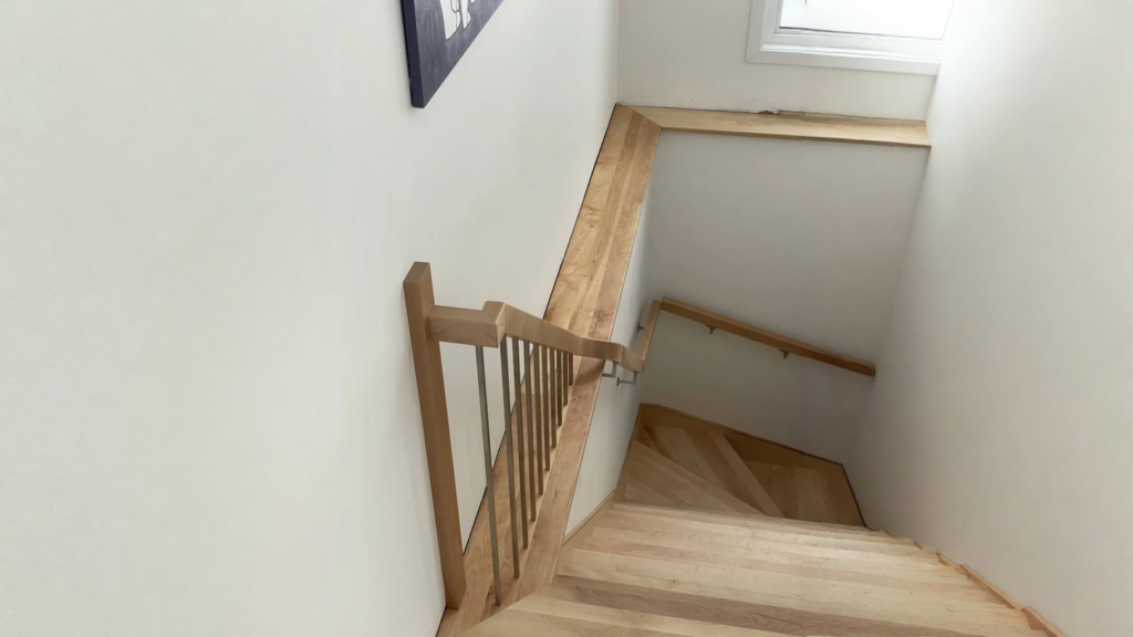 Escalier tournant en érable naturel à marches rayonnantes