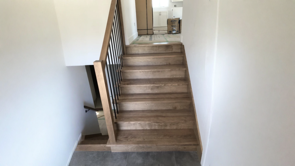 Escalier droit en chêne teinté taupe avec barreaux métalliques noirs