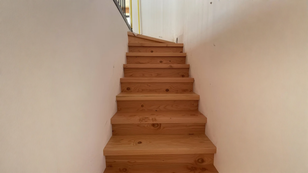 Escalier tournant en pin à marches rayonnantes teinte miel