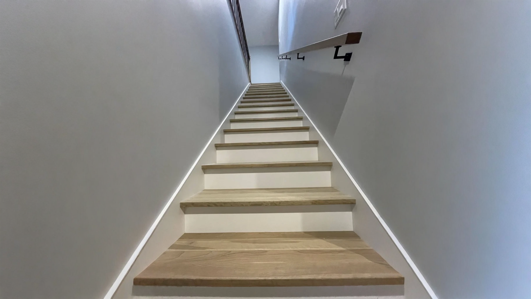 Escalier droit en bois clair avec éclairage à ruban DEL intégré — vue principale