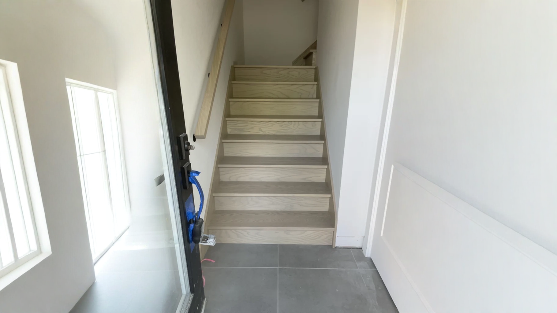 Escalier tournant en chêne blanchi à main courante murale noire — vue principale