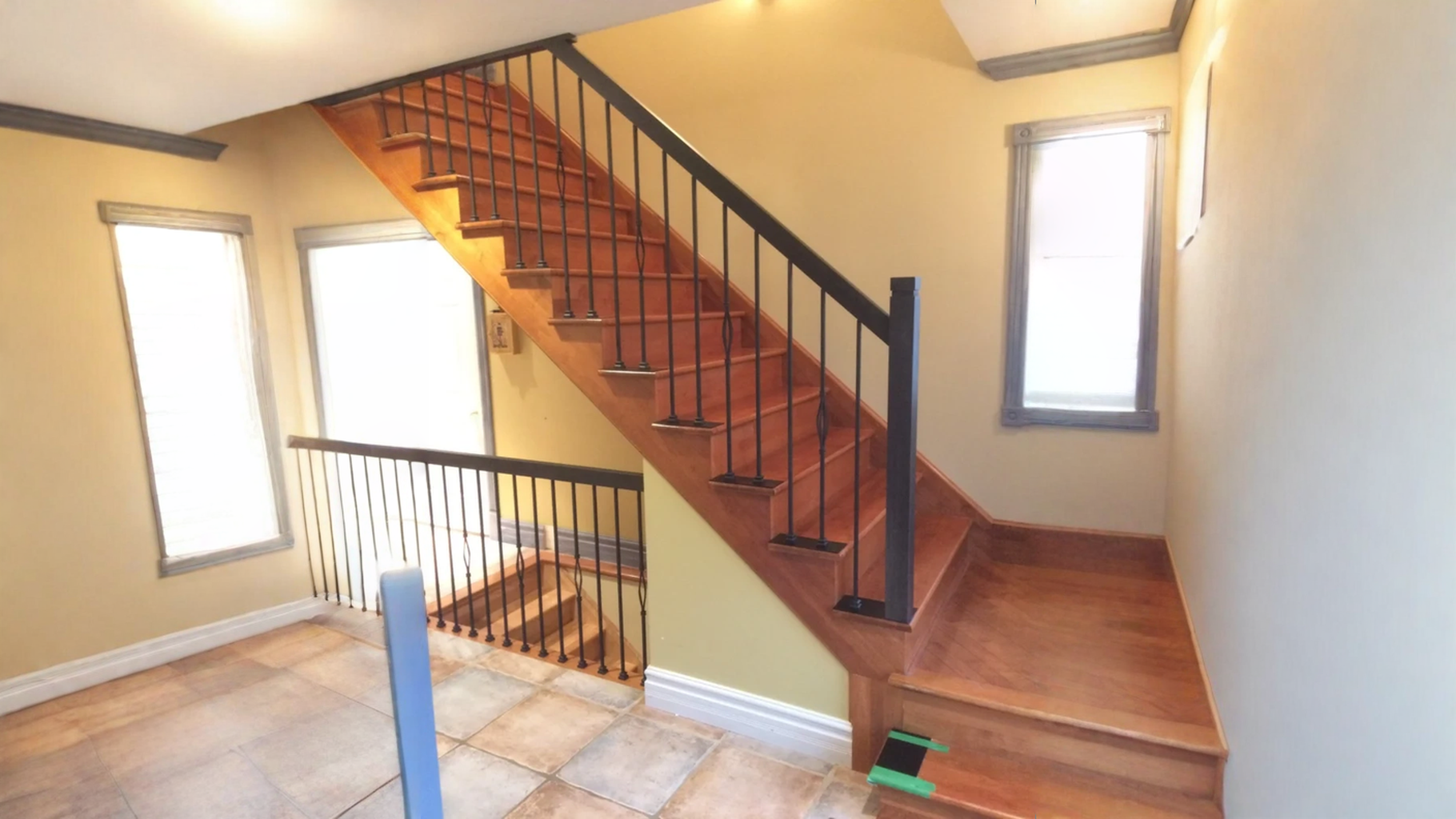 Escalier tournant en bois miel et barreaux de fer forgé — vue principale