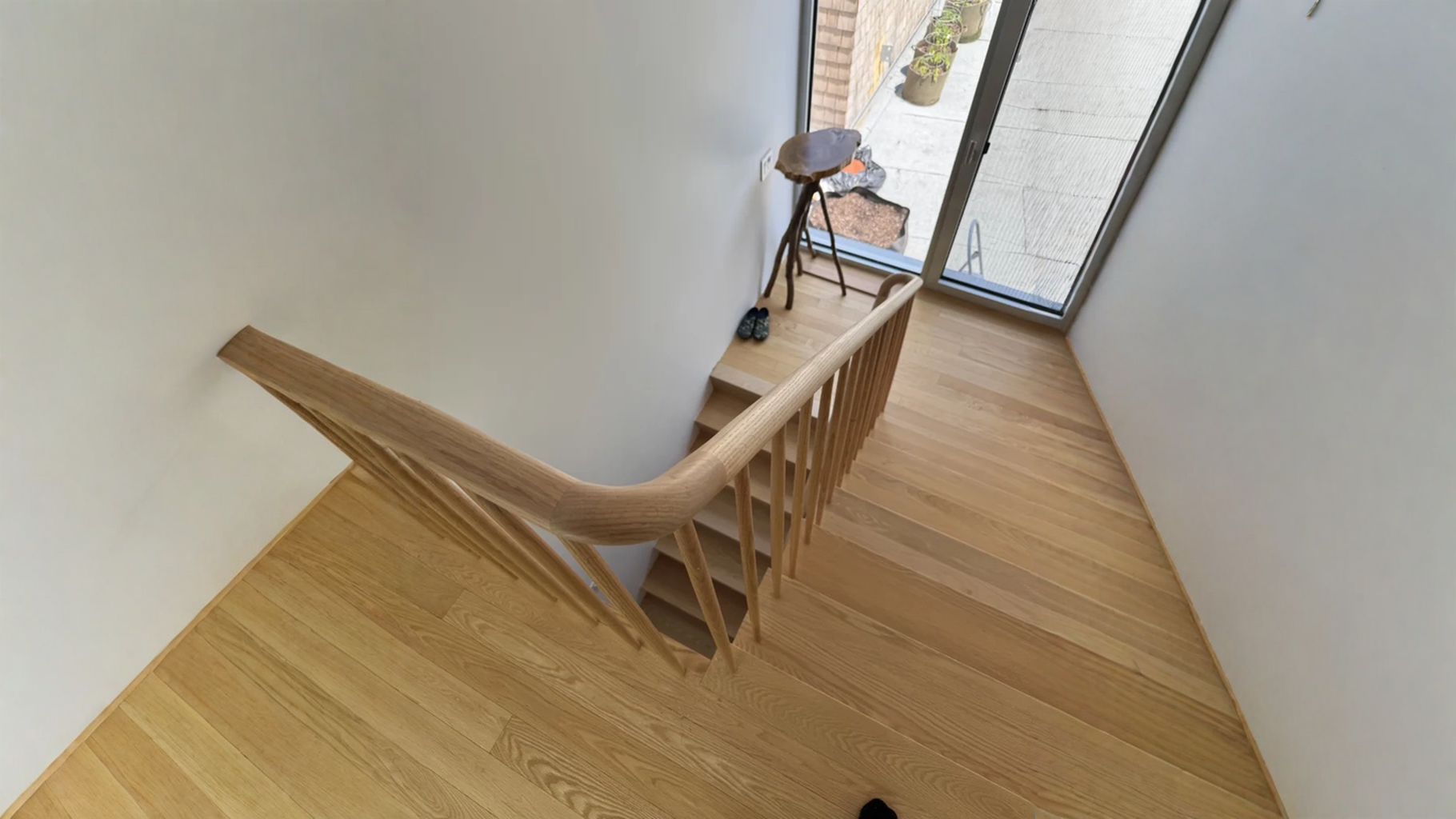 Winder staircase in blond raw to balusters wood and handrail galbeated — vue principale