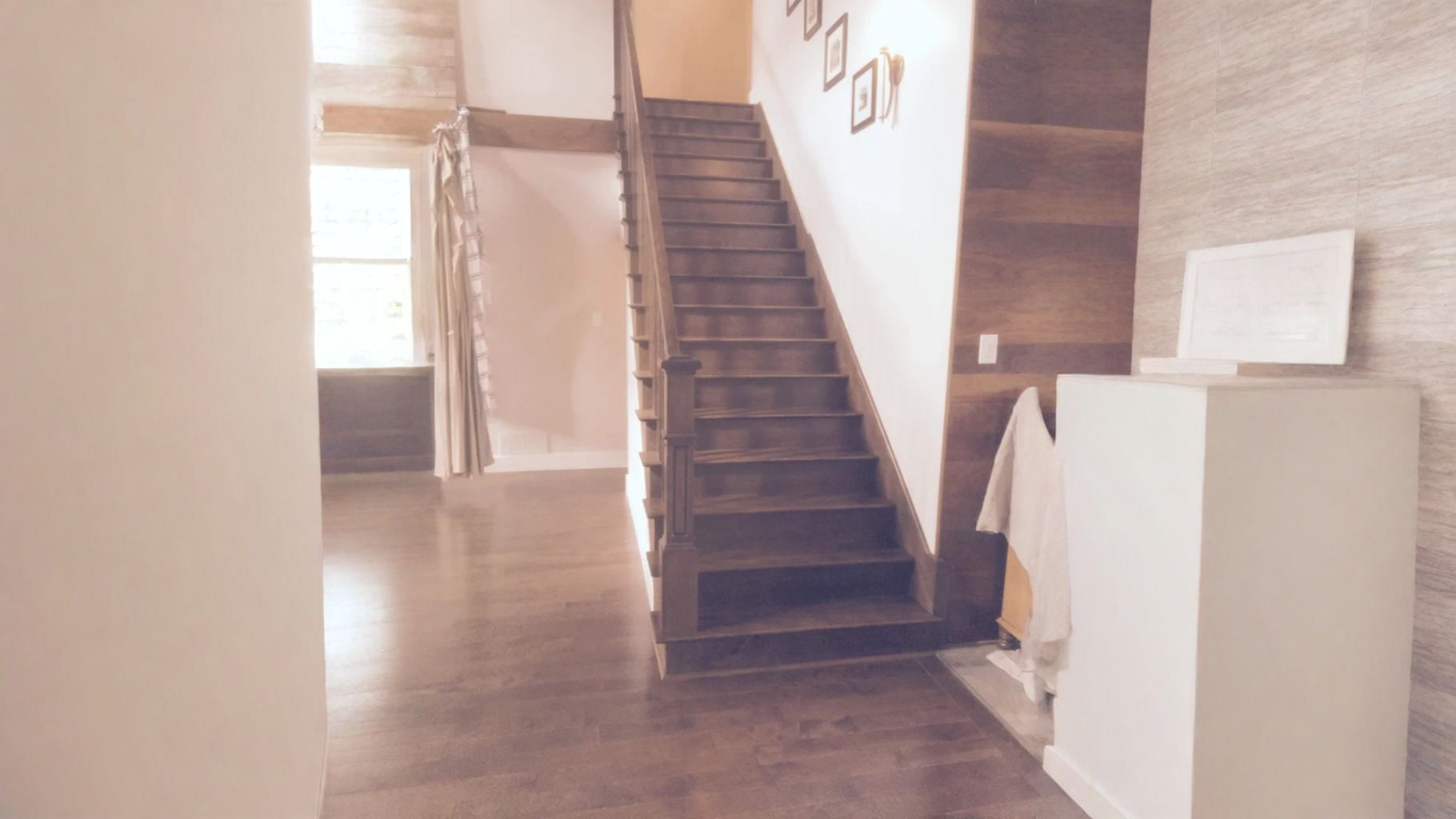 Escalier droit teinté foncé à Longueuil — vue principale