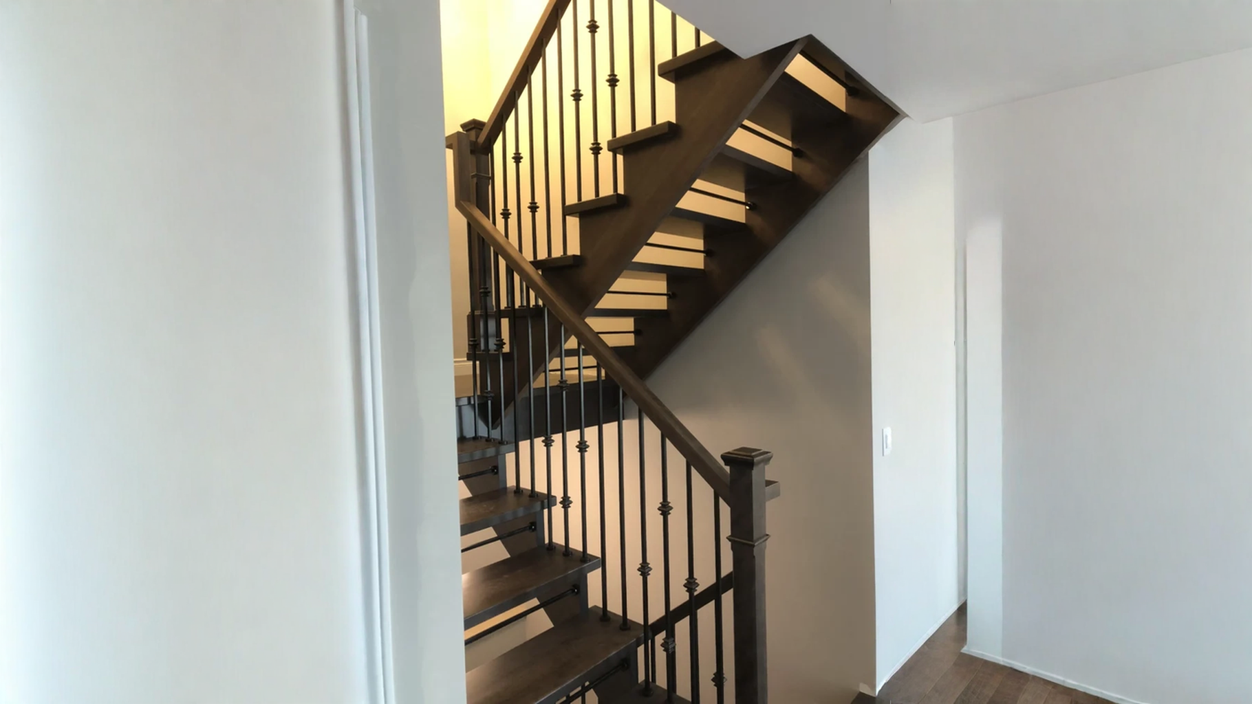 Escalier tournant à contremarches ouvertes et fer forgé — vue principale