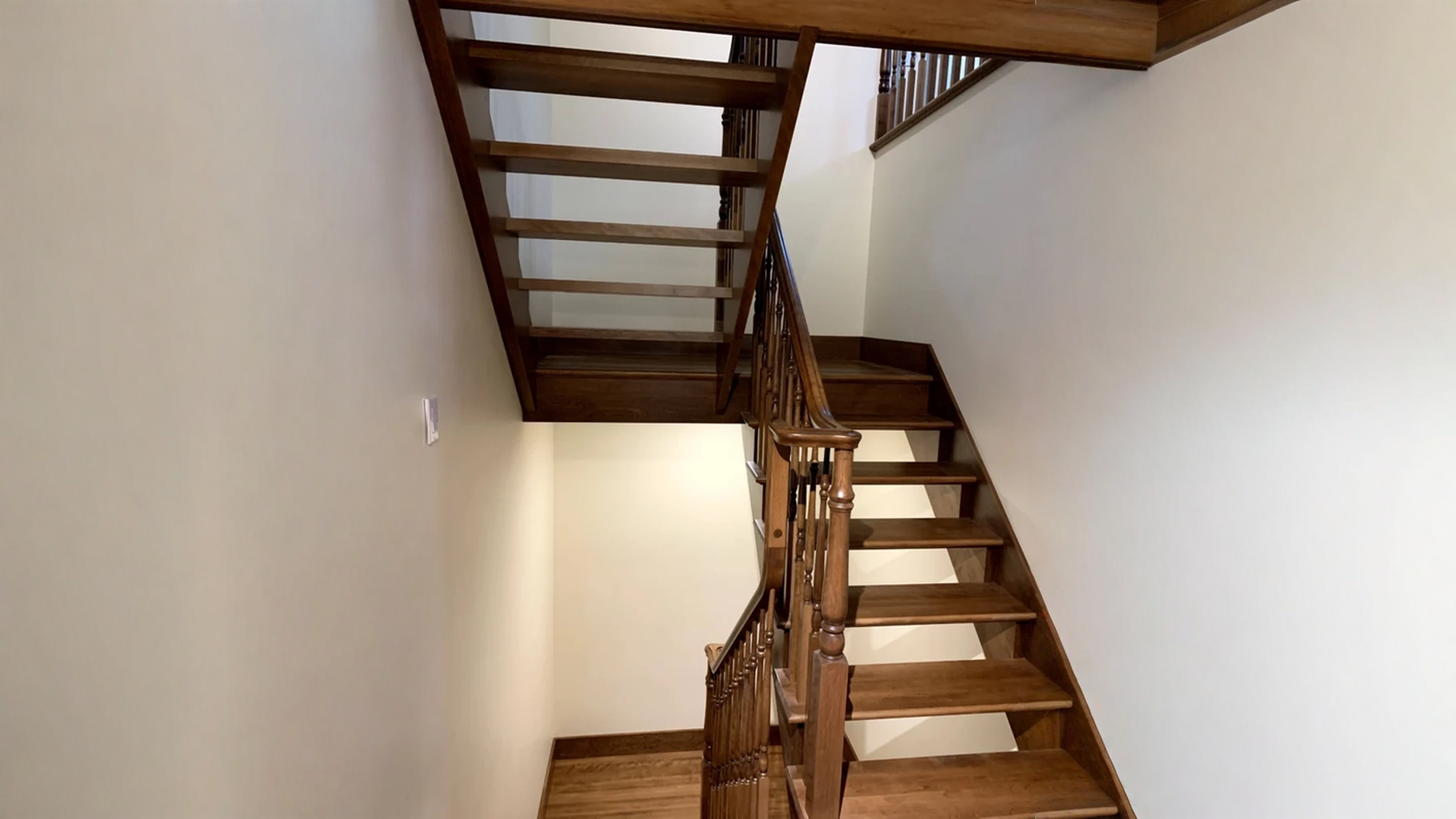 Escalier tournant de bois franc brun foncé à barreaux tournés — vue principale