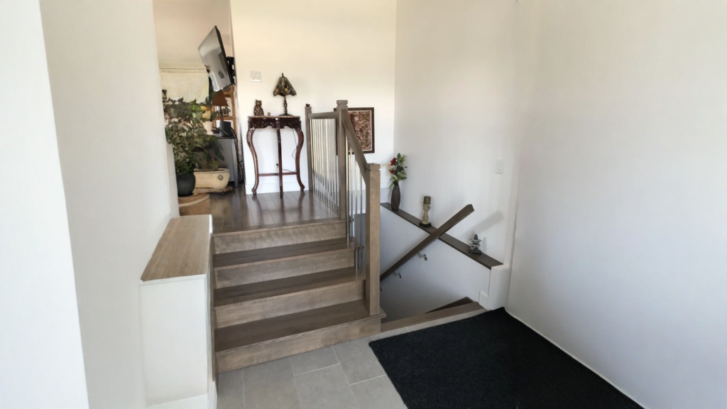 Escalier tournant gris-brun à barreaux métalliques