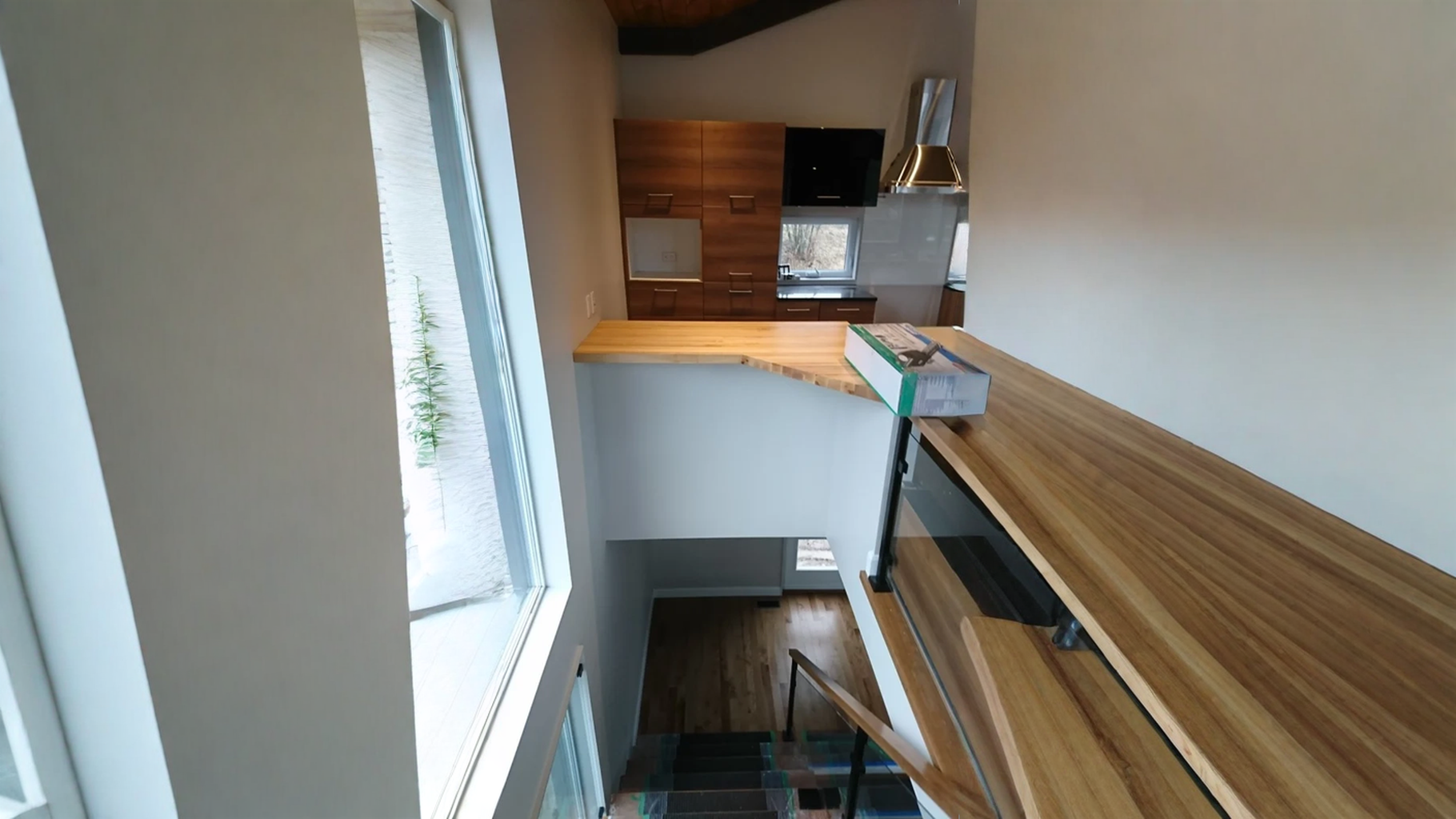 Comptoir-bar d’érable massif bordant la trémie d’escalier — vue principale