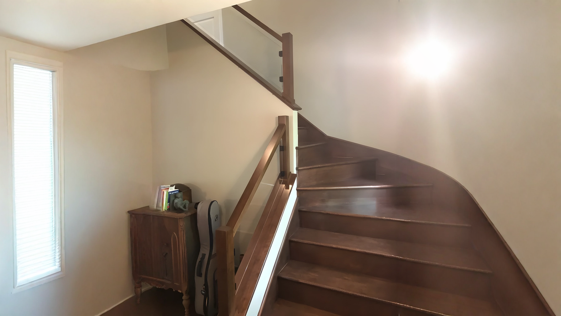 Escalier tournant en bois teinté noyer avec garde-corps de verre — vue principale