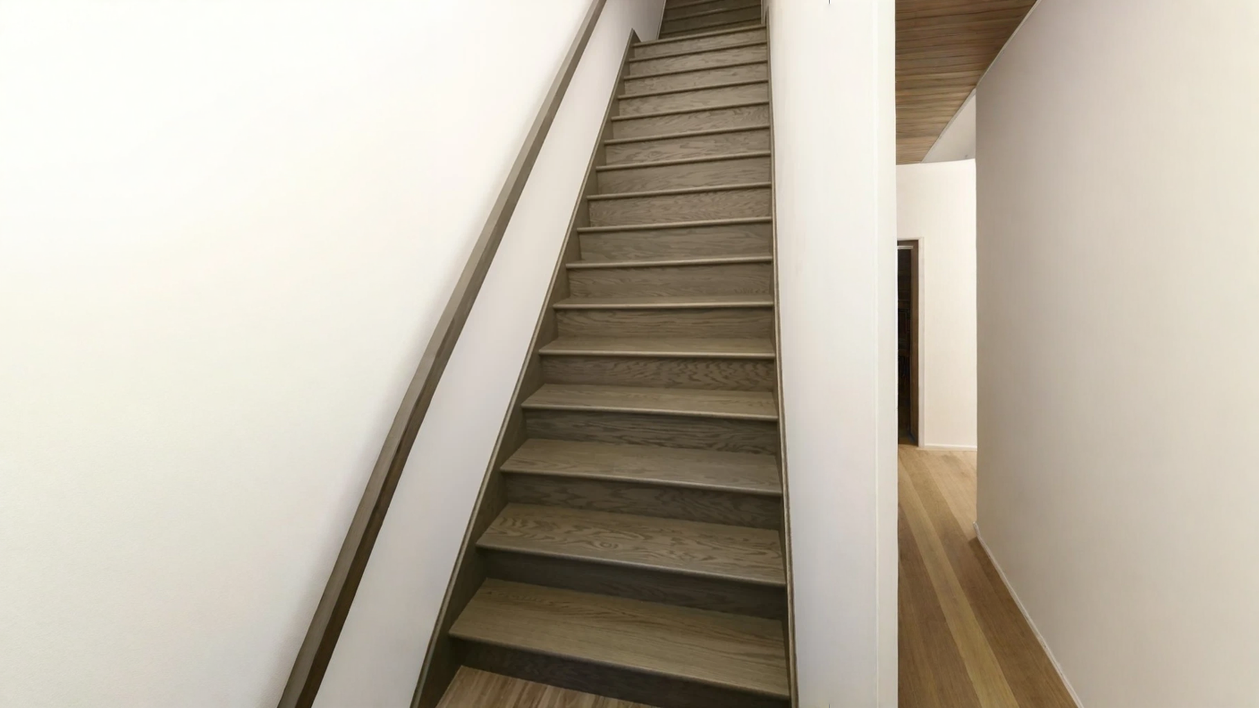 Escalier droit aux marches gris — vue principale