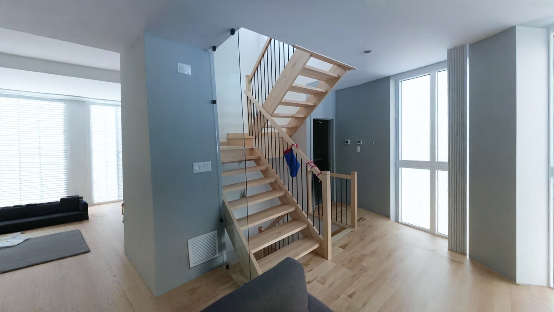 Winder staircase to risers open, glass and wood of maple — vue principale