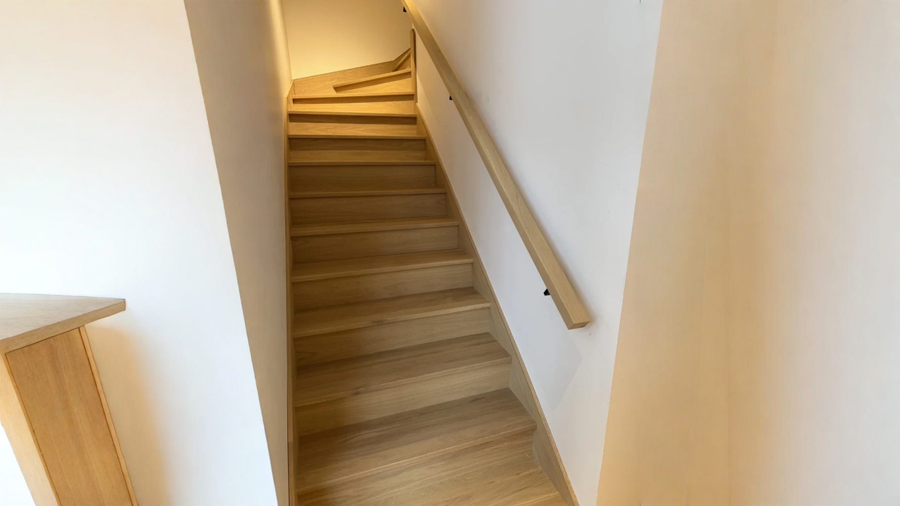 Escalier tournant en chêne blanc à contremarches fermées — vue principale