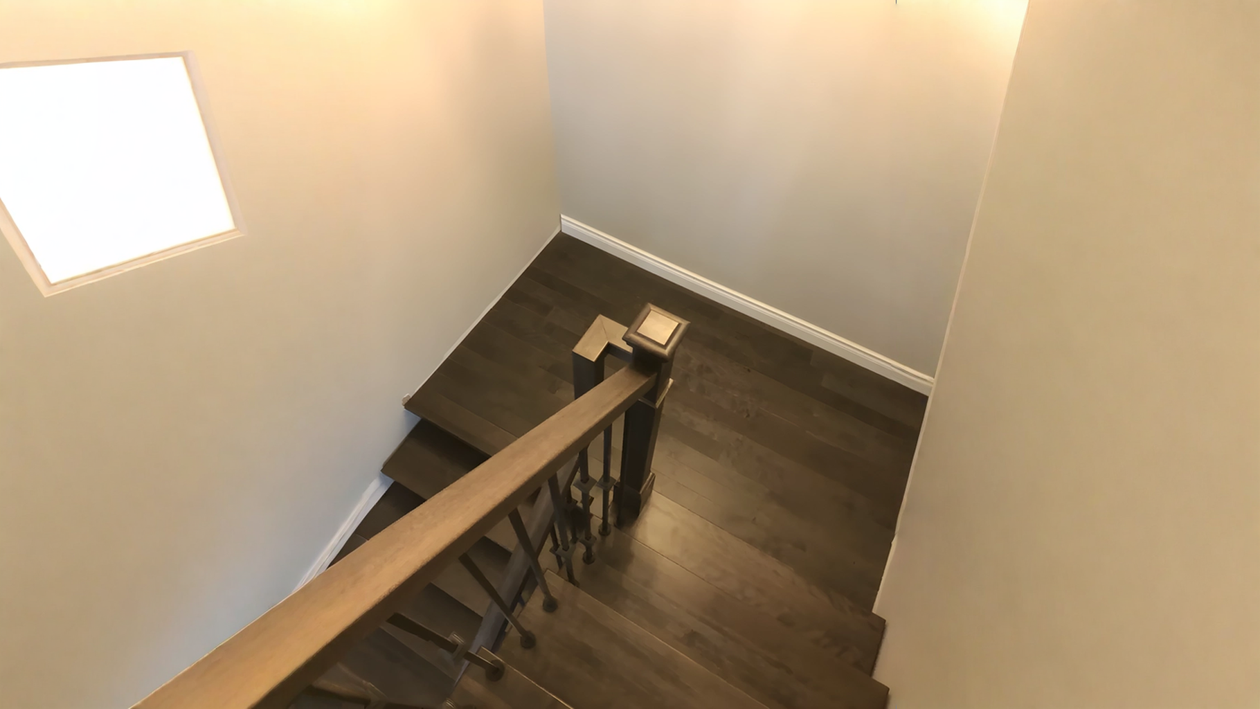 Escalier tournant en bois franc à barreaux métalliques — vue principale