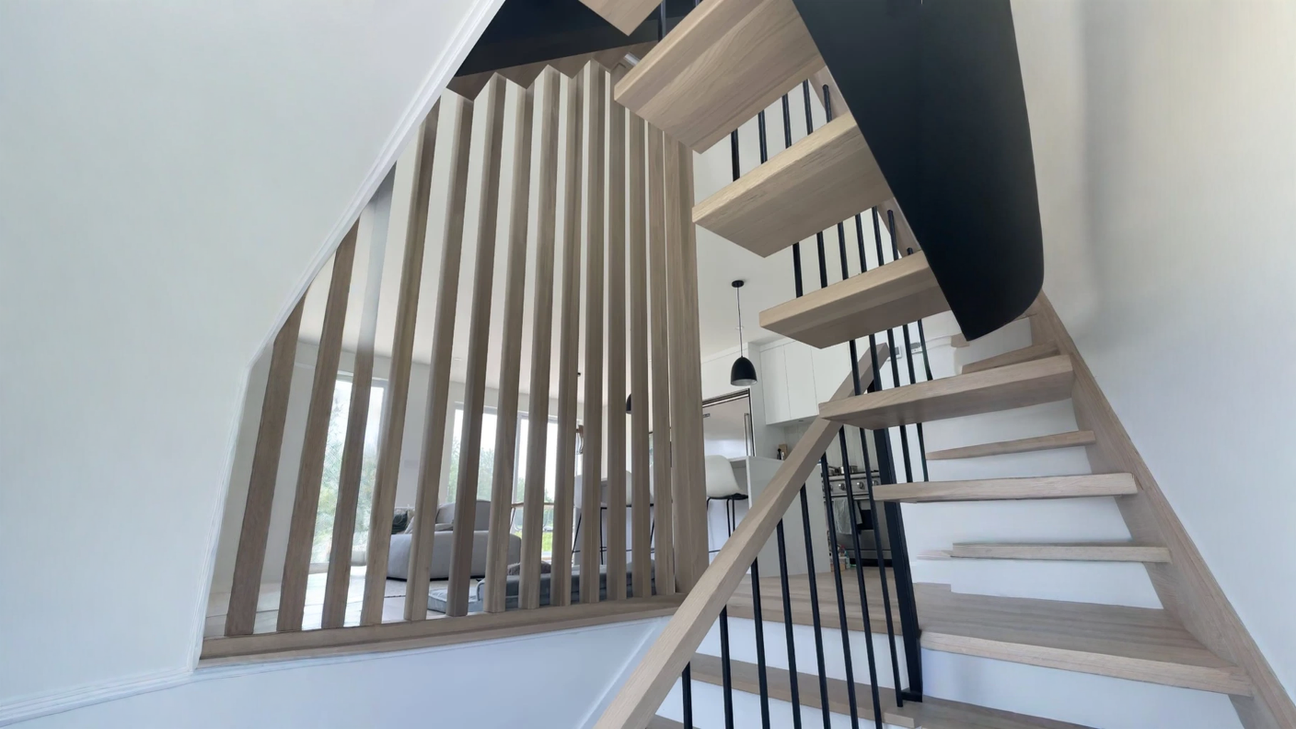 Floating staircase in white oak with wood claustry and black steel structure — vue principale